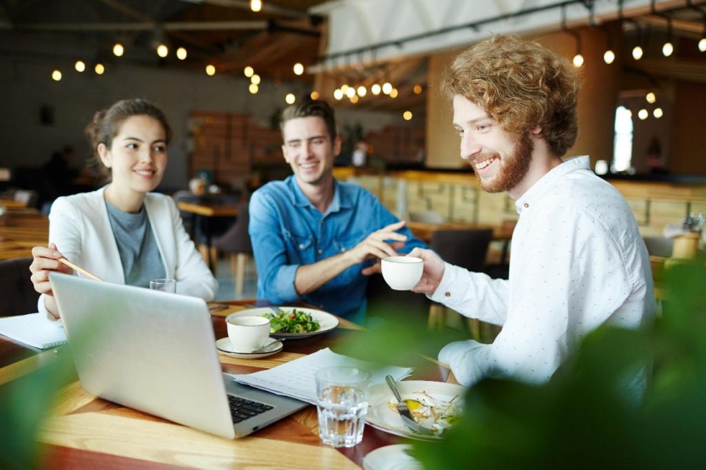 Brindes que Conectam Pessoas Ideias para Estimular o Networking 2