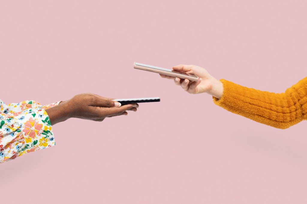 Comparativo: Brindes com Tecnologia NFC vs. QR Code, Qual é Melhor?