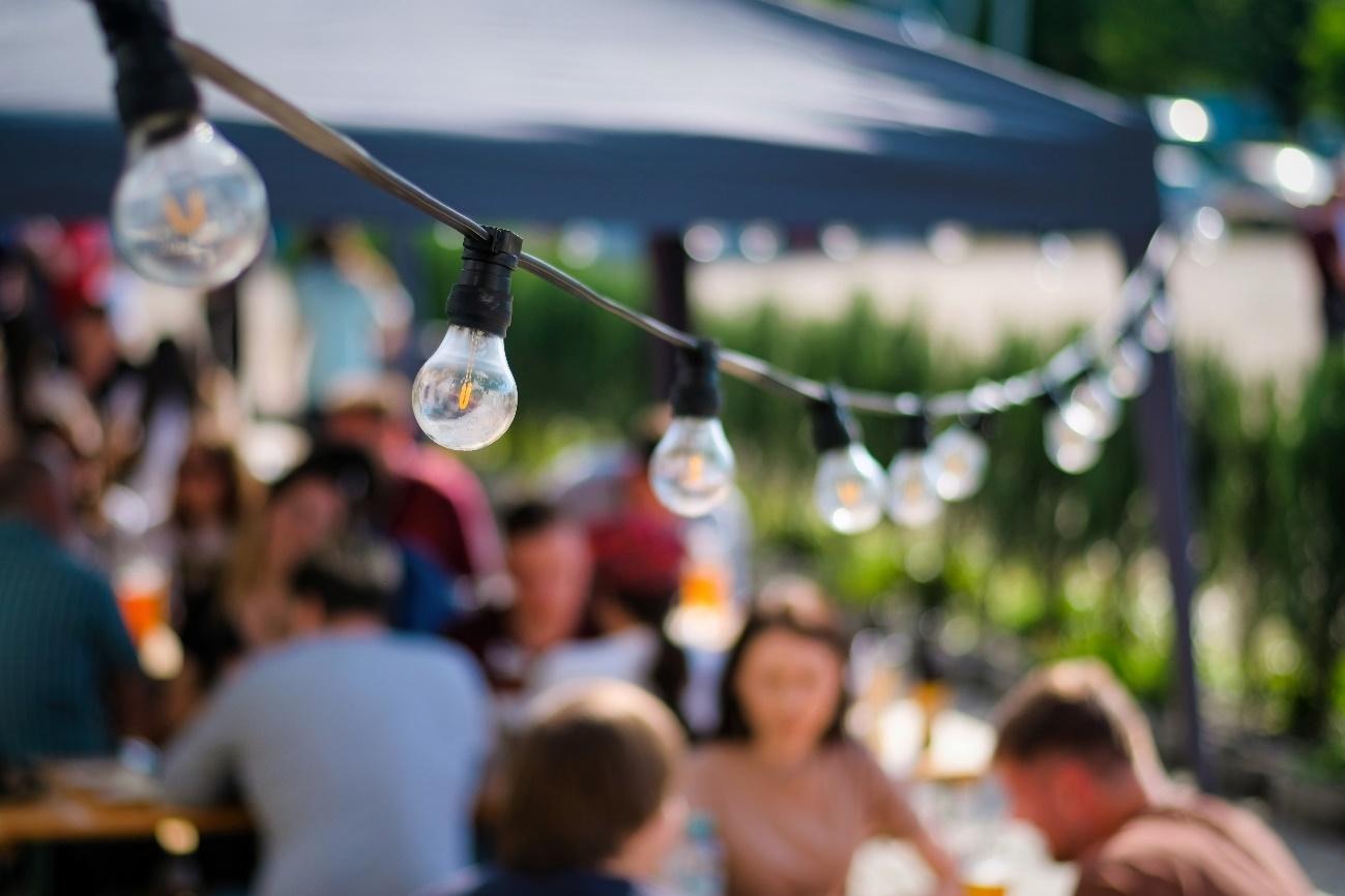 Comparativo: Brindes à Prova d’Água vs. Tradicionais para Eventos ao Ar Livre